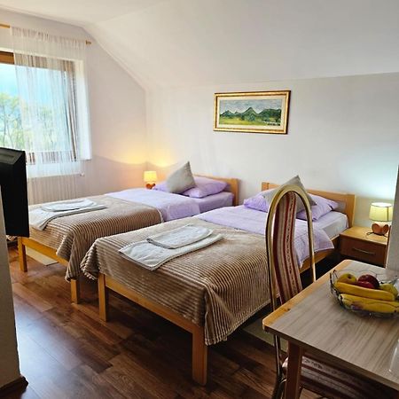 Rooms Vuksa Donji Lapac Eksteriør billede