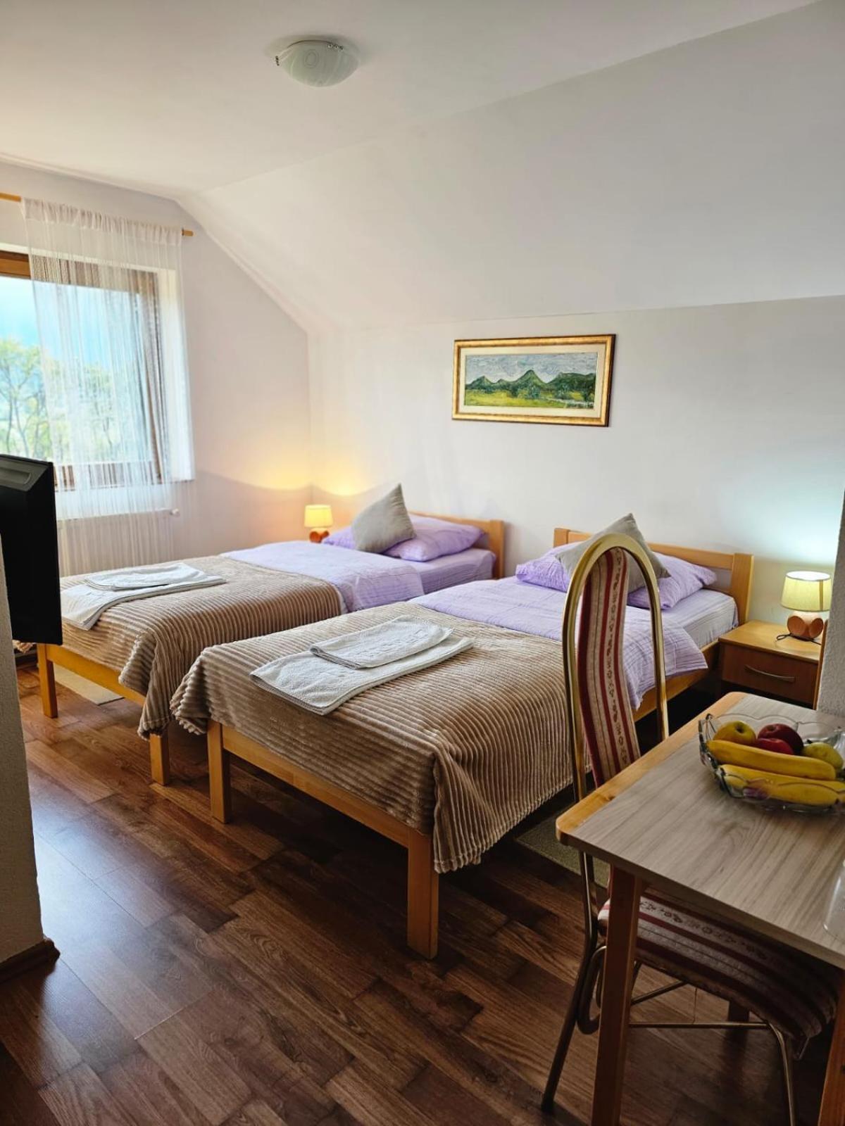 Rooms Vuksa Donji Lapac Eksteriør billede