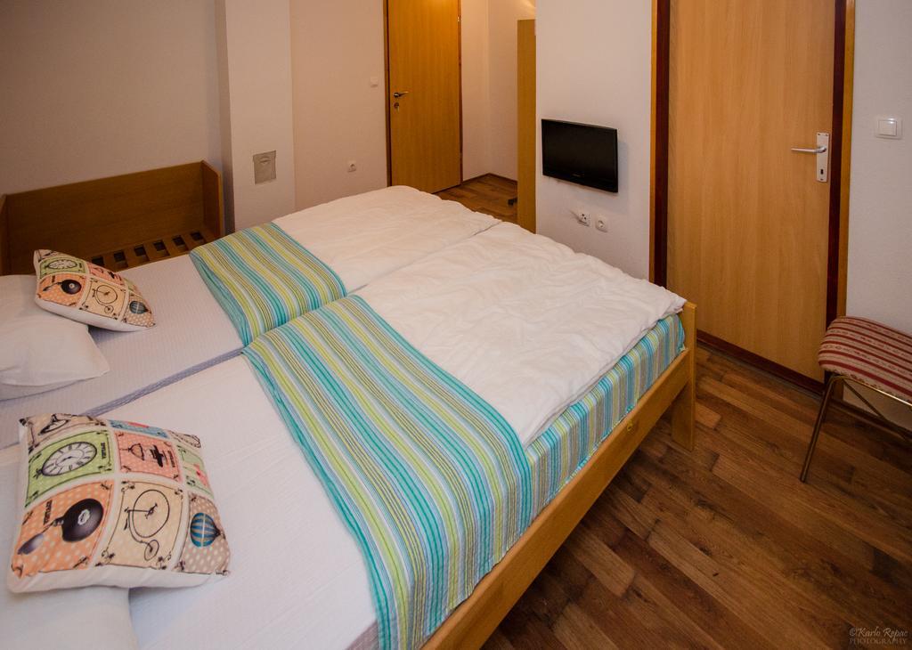 Rooms Vuksa Donji Lapac Eksteriør billede